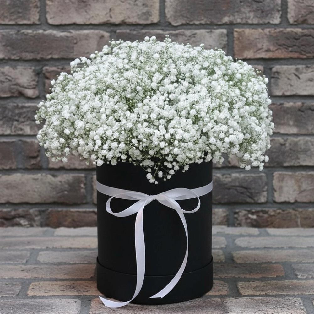 Цветочная композиция из Гипсофила в шляпной коробке в Октябрьском Московской области