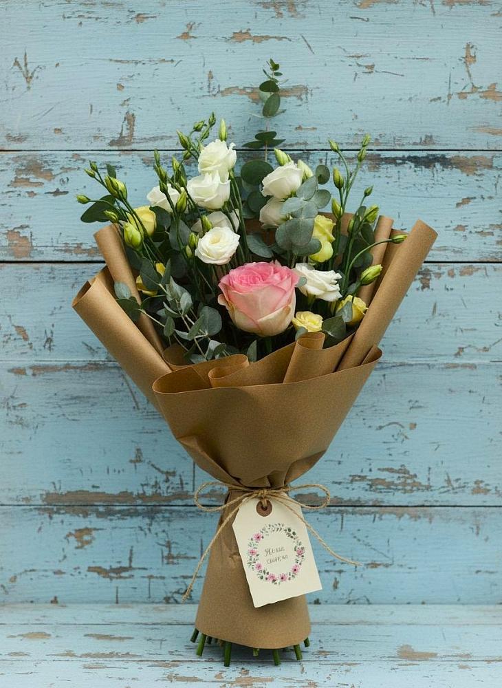 Букет цветов из: Розы и Лизиантусы в Октябрьском Московской области