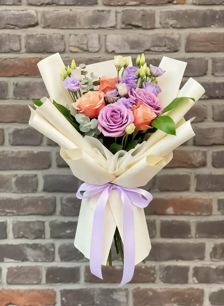 Букет цветов из: Лизиантусы и Розы в Октябрьском Московской области