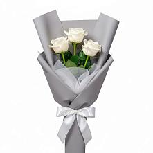 Букет 3 белые розы в Октябрьском Московской области