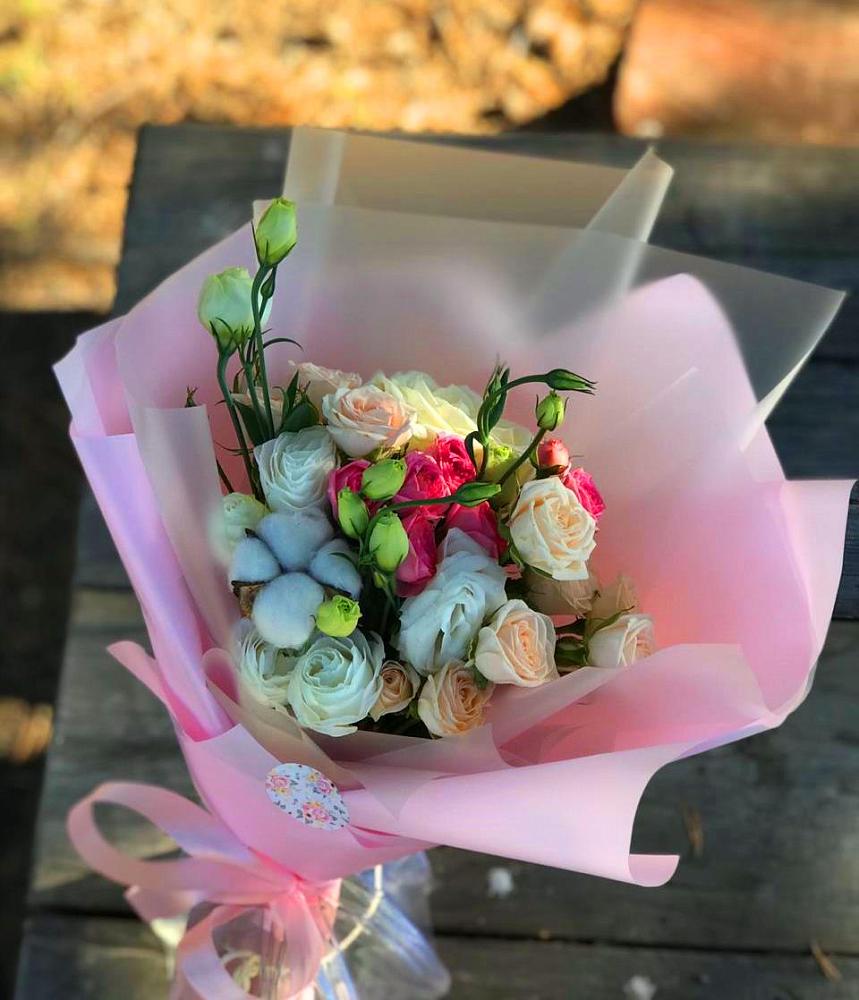 Букет цветов из: Розы и Лизиантусы в Октябрьском Московской области