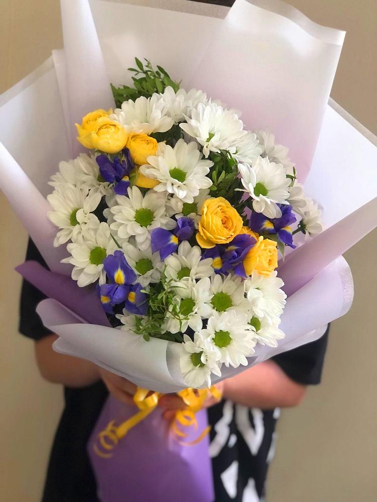 Букет цветов из: Ирисы, Хризантемы и Розы в Октябрьском Московской области