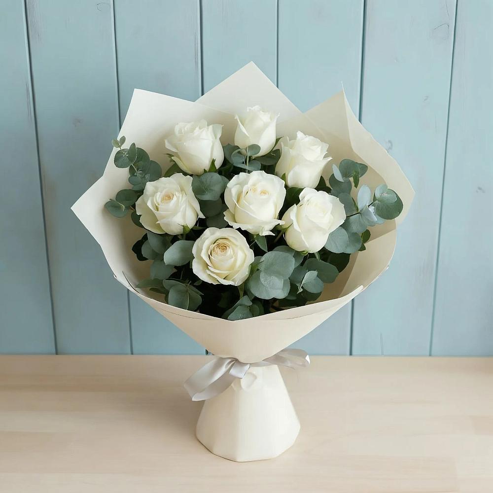 Букет Белые розы в Эвкалипте в Октябрьском Московской области