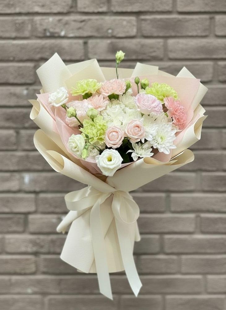 Букет цветов из: Гвоздики, Розы, Лизиантусы и Хризантемы в Октябрьском Московской области