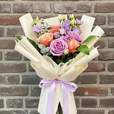 Букет цветов из:  Лизиантусы и Розы в Октябрьском Московской области