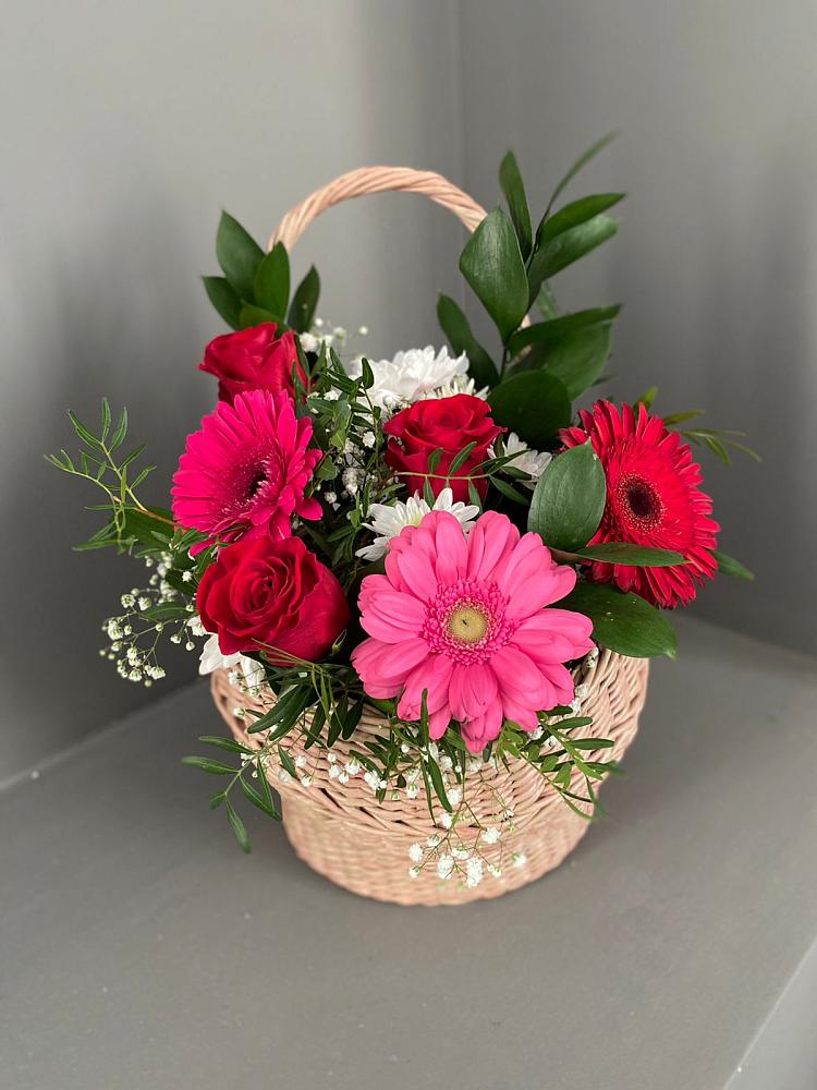Цветочная композиция из Розы, Хризантемы и Герберы в корзине в Октябрьском Московской области