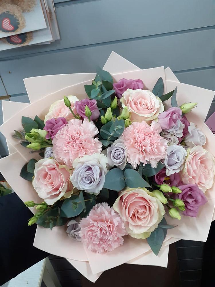 Букет цветов из: Розы, Гвоздики и Лизиантусы в Октябрьском Московской области