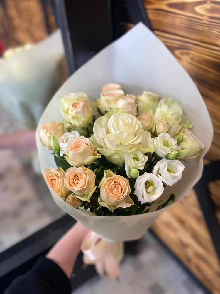 Букет цветов из: Розы и Лизиантусы в Октябрьском Московской области