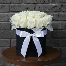 Цветочная композиция из Розы в шляпной коробке в Октябрьском Московской области