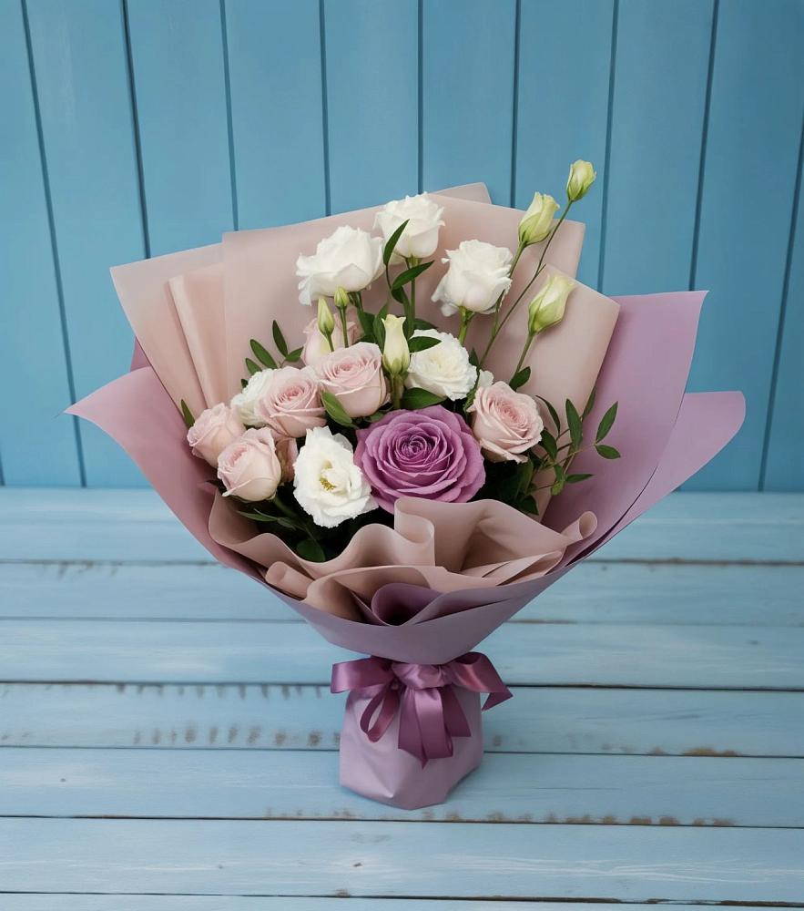 Букет цветов из: Розы и Лизиантусы в Октябрьском Московской области